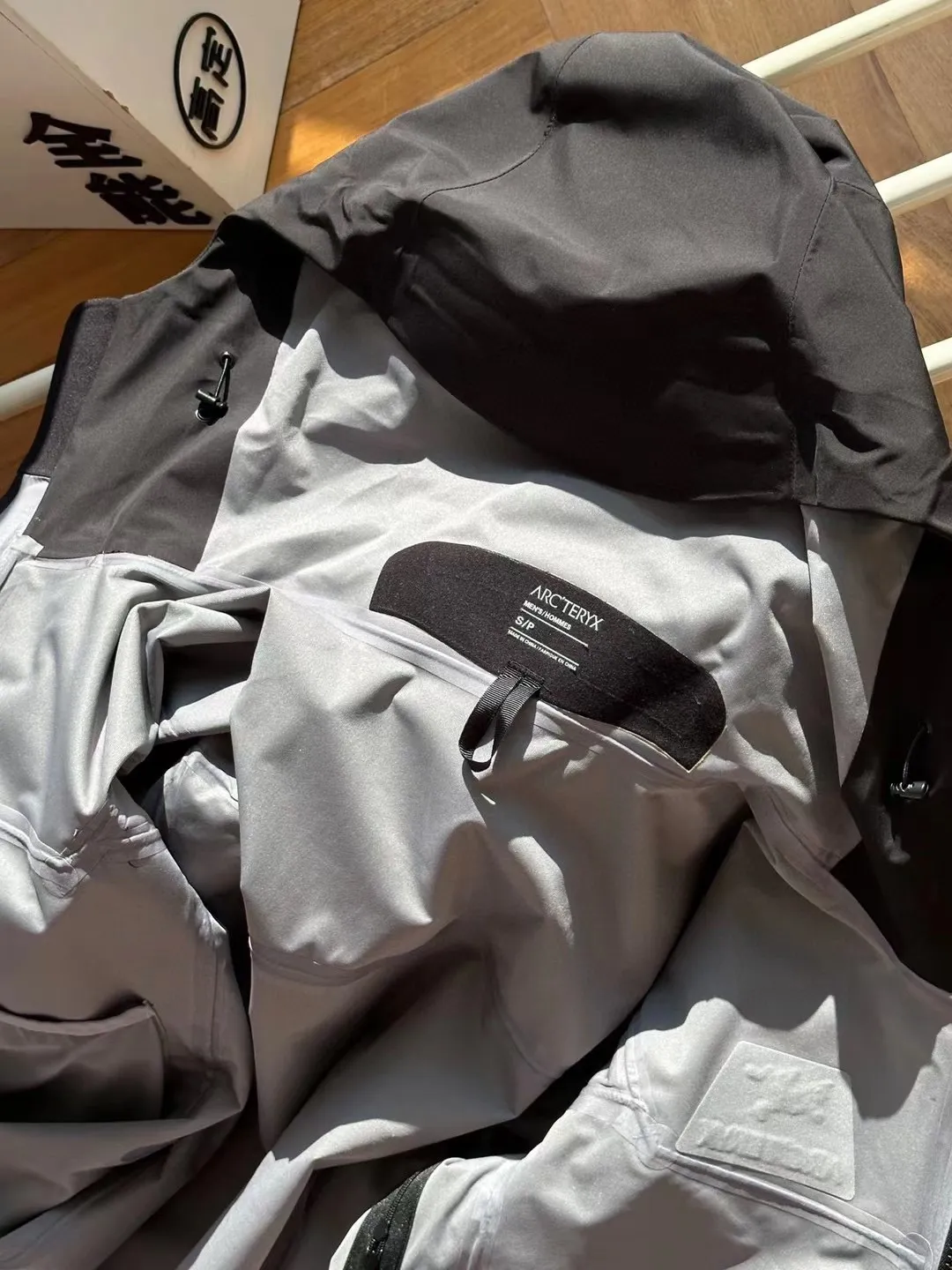 ALPHA sv ｜ ， 。 ， ， ， 。 alpha sv ， ， ， ， 。 6 ，gtx ， ， 。 sv Series～ ， 。 ARC'TERYX Alpha SV/VR 24k GTX ️ ， ，Quality ， ， ， ， ！ ， Versatile ， 3D ，Tri-Durance ， NM 00d-X 3LGORE-TEX Pro ISO 90(ISO 4) Breathable ， Breathable， 。 ，Water Tight RS 。Alpha SV ， Storm Hood ， ， 。 ，VISLON ， Velcro ， Zip-in， Classic ， ， Aplha Series ， ， ！ Color： Gold Size：S M L XL XXL XXXL（ Size） Size 175 120 s S ： 116 66 64 51 M ： 120 67 66 52 L： 124 68 68 53 XL： 128 69 70 54 XXL： 132 70 72 55 3XL： 136 71 73 56